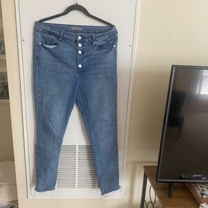 Claudia Slim Straight Jean